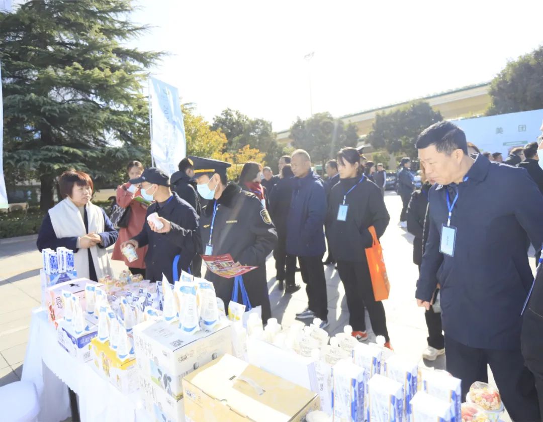 花花牛丨落實食品生產加工企業質量安全主體責任,助力人民群眾生活更美好——2023年河南省暨鄭州食品安全宣傳周啟動儀式隆重舉行 花花牛丨落實食品生產加工企業質量安全主體責任,助力人民群眾生活更美好——2023年河南省暨鄭州食品安全宣傳周啟動儀式隆重舉行