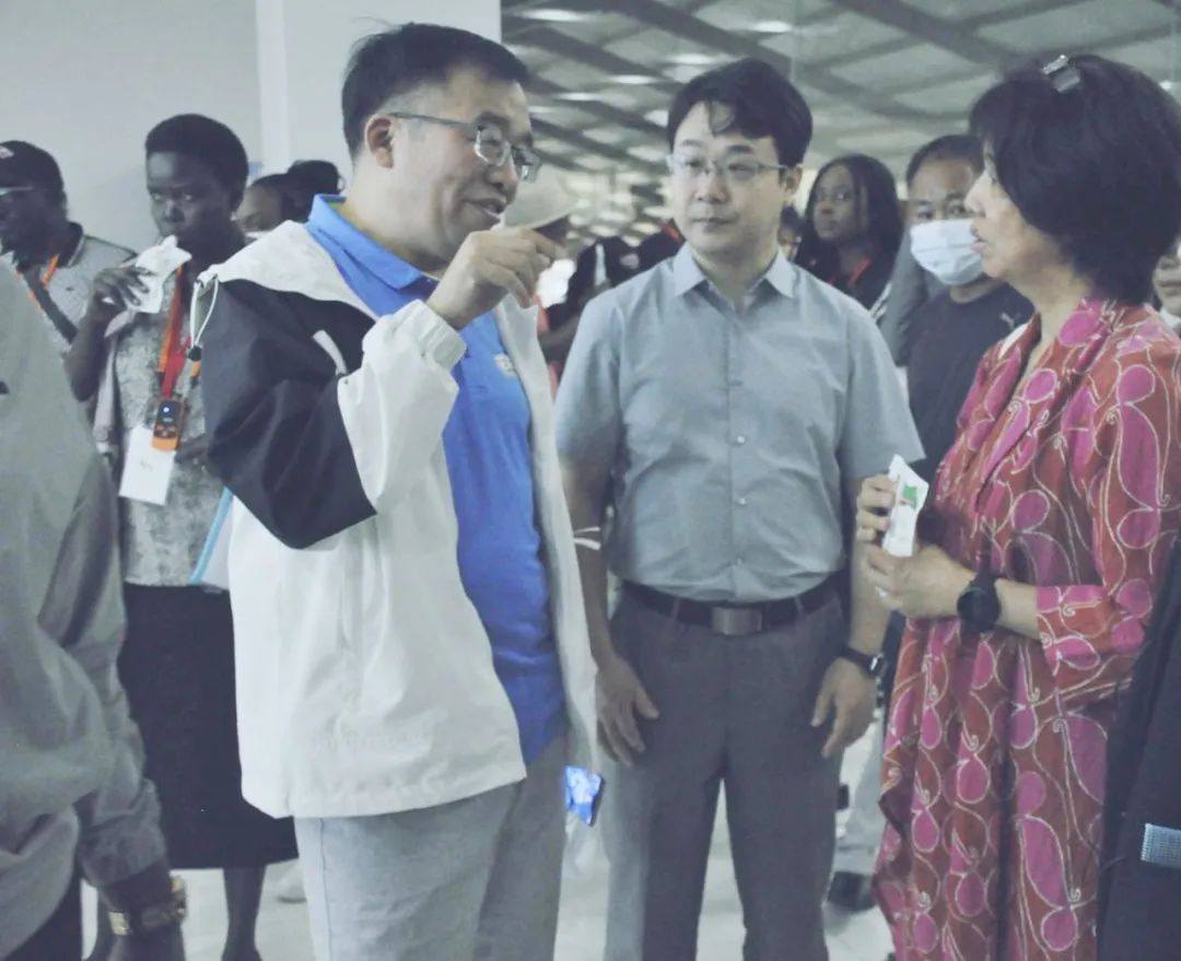 北京大學(xué)南南合作與發(fā)展學(xué)院教授、全球伙伴關(guān)系主任周詠梅一行蒞臨花花牛平輿瑞亞牧業(yè)參觀調(diào)研 北京大學(xué)南南合作與發(fā)展學(xué)院教授、全球伙伴關(guān)系主任周詠梅一行蒞臨花花牛平輿瑞亞牧業(yè)參觀調(diào)研