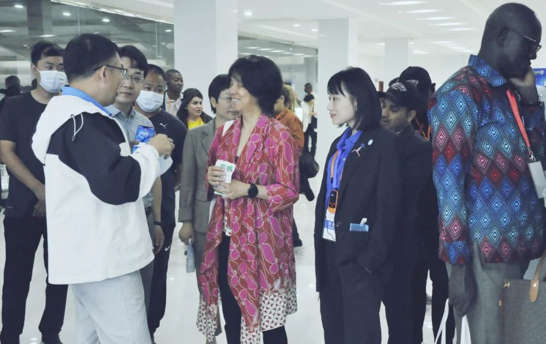 北京大學(xué)南南合作與發(fā)展學(xué)院教授、全球伙伴關(guān)系主任周詠梅一行蒞臨花花牛平輿瑞亞牧業(yè)參觀調(diào)研 北京大學(xué)南南合作與發(fā)展學(xué)院教授、全球伙伴關(guān)系主任周詠梅一行蒞臨花花牛平輿瑞亞牧業(yè)參觀調(diào)研