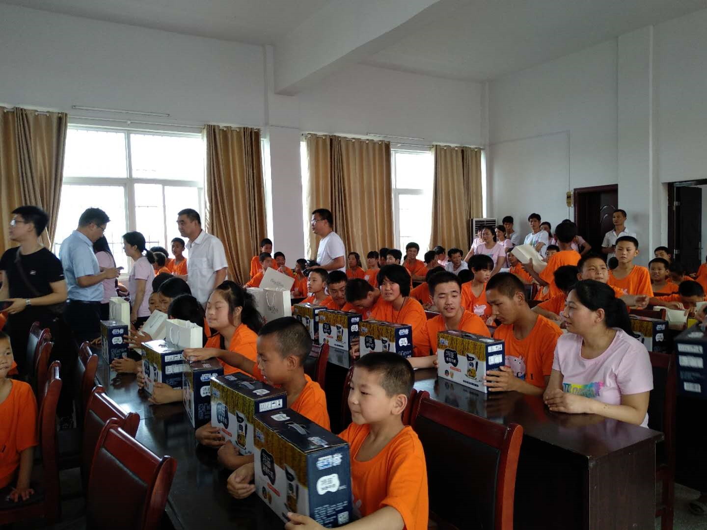 “關愛特殊兒童,讓愛灑滿人間—花花牛乳業集團2018中國小康牛奶行動” 公益助學泌陽捐贈儀式 “關愛特殊兒童,讓愛灑滿人間—花花牛乳業集團2018中國小康牛奶行動” 公益助學泌陽捐贈儀式