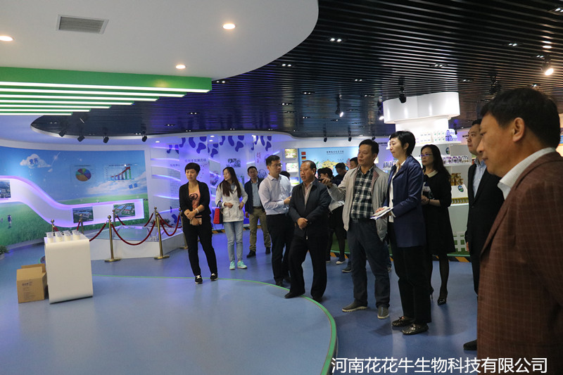 鄭州市二七區(qū)區(qū)委、統(tǒng)戰(zhàn)部部長(zhǎng)王玉紅蒞臨花花牛生物科技有限公司參觀指導(dǎo) 鄭州市二七區(qū)區(qū)委、統(tǒng)戰(zhàn)部部長(zhǎng)王玉紅蒞臨花花牛生物科技有限公司參觀指導(dǎo)