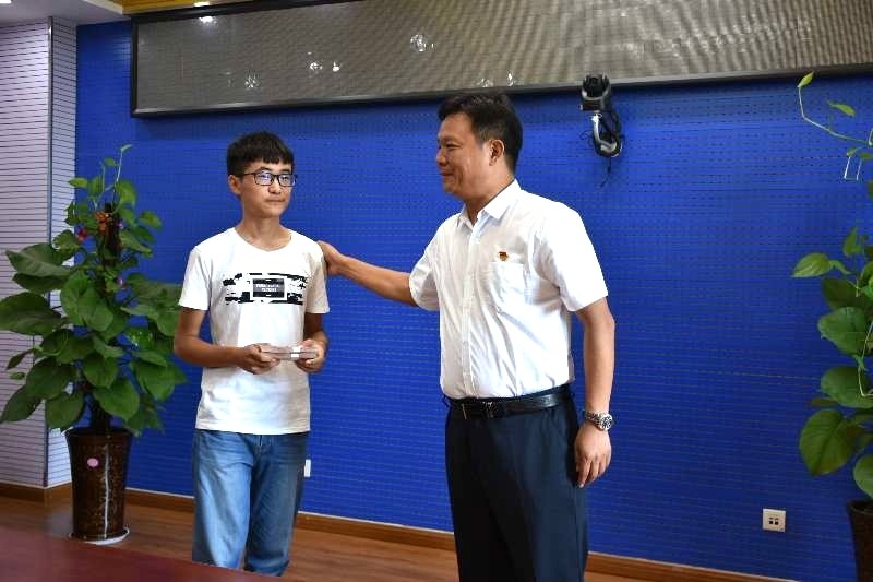 花花牛濟困解難，助力學(xué)子圓夢香江