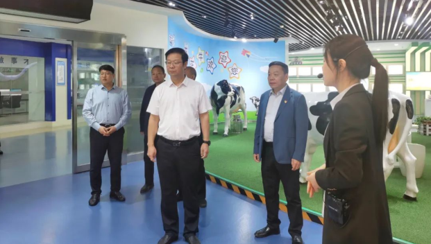 鄭州市人民檢察院黨組書記、代檢察長張道偉一行蒞臨河南花花牛乳業集團參觀調研